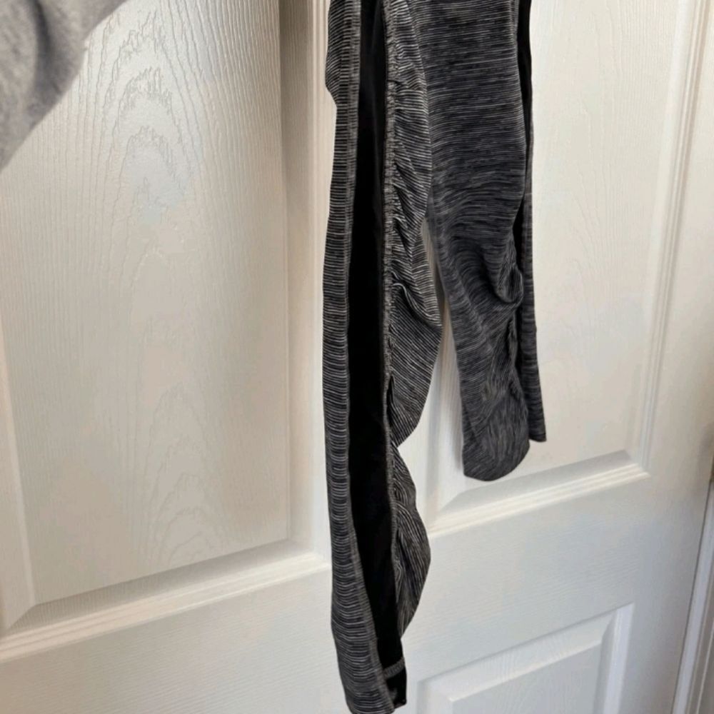 Lululemon cropped legging sheer side panel zippered pocket in back size 4 - Picture 4 of 15